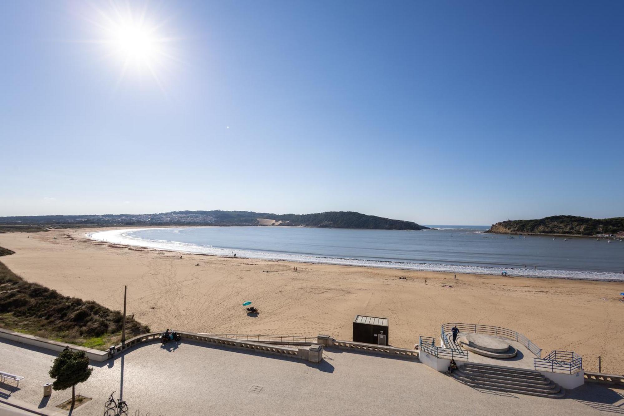 Beachfront 3Bdr Apt On Marginal Boulevard Sao Martinho do Porto Exterior photo
